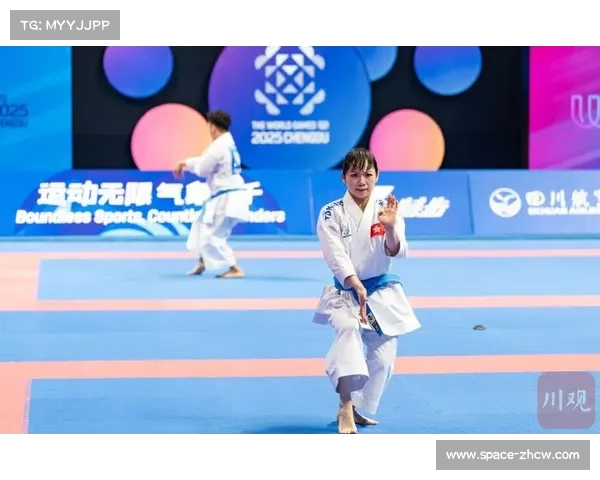 力量与美感交织下的选手动作生动展现空手道运动独特魅力