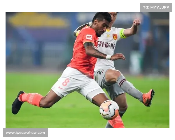 京粤大战现温情一幕，球迷横幅致敬旧将